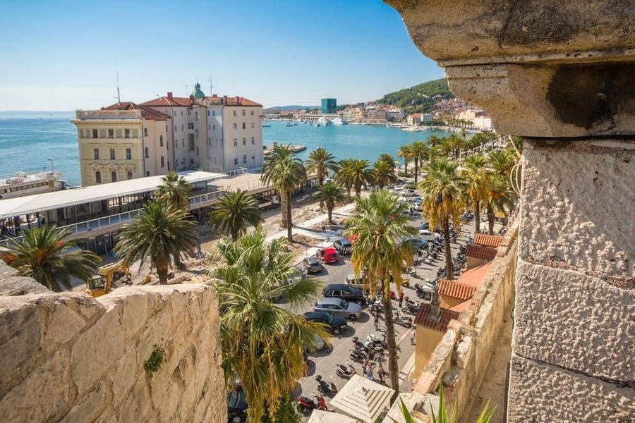 Gamla stan i Split med hamn och havsutsikt i Kroatien