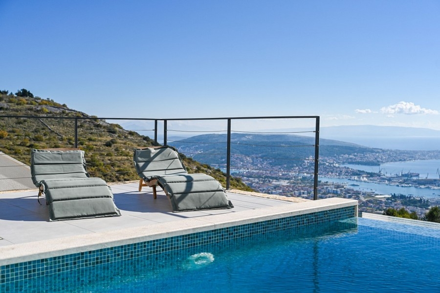 Infinitypool med panoramautsikt över Trogir och havet - villa H3928